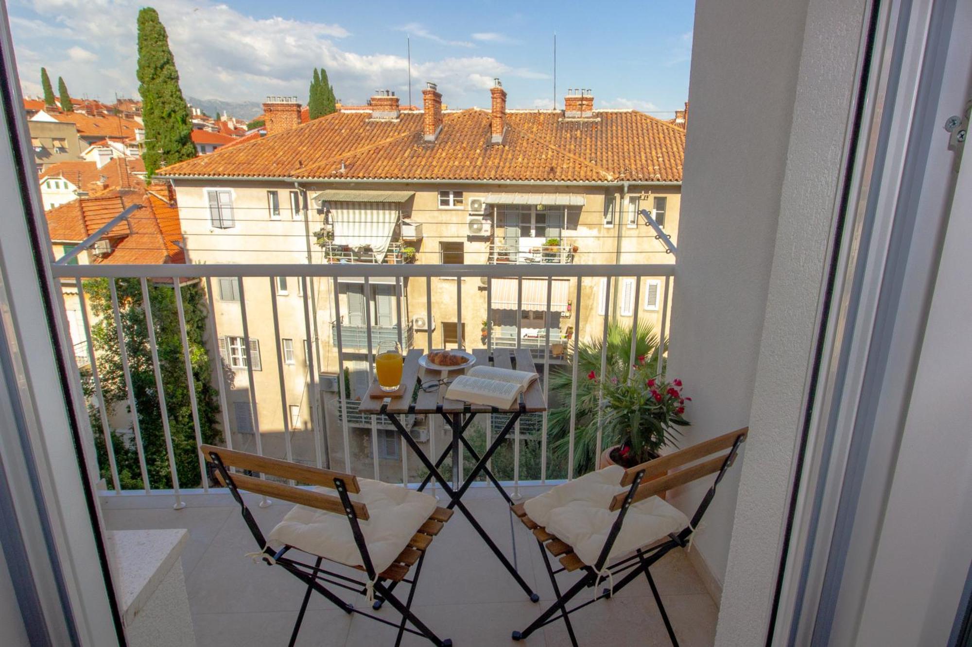 West View * Split